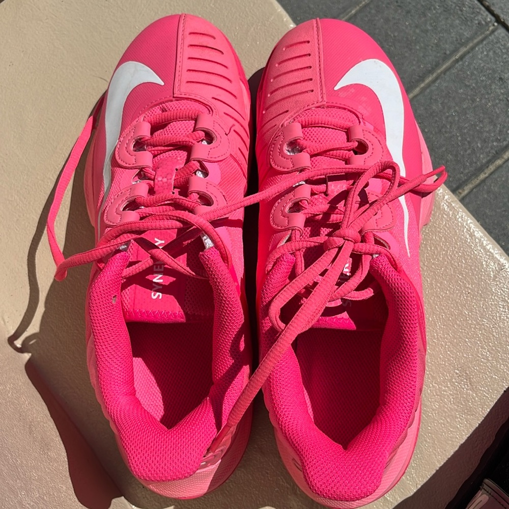 Nike synergy tennis sneakers worn once like new